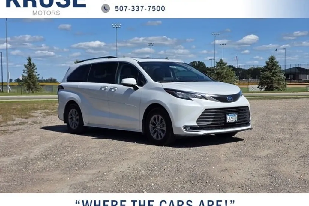 2022 Toyota Sienna XLE photo 1