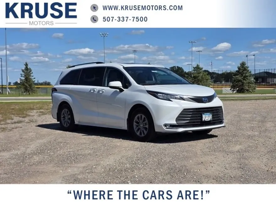 2022 Toyota Sienna XLE photo 1