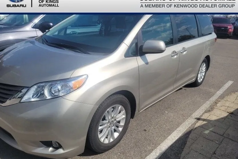 2015 Toyota Sienna XLE photo 1