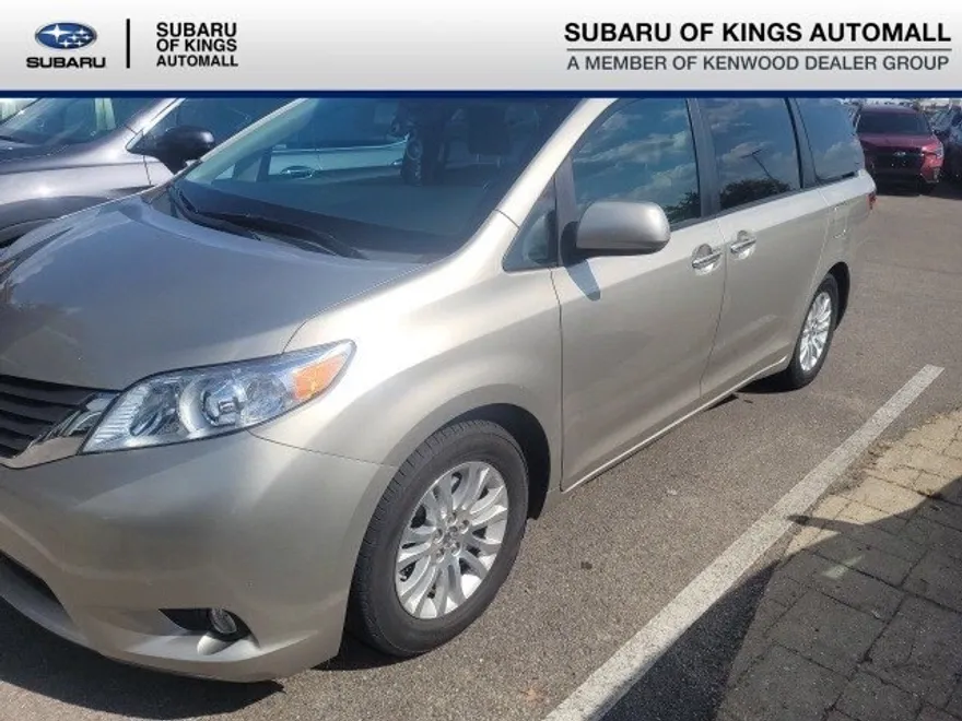 2015 Toyota Sienna XLE photo 1