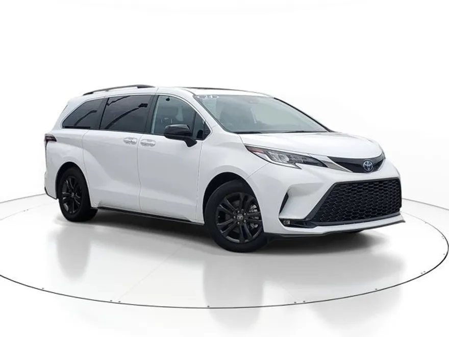 2024 Toyota Sienna XSE photo 1
