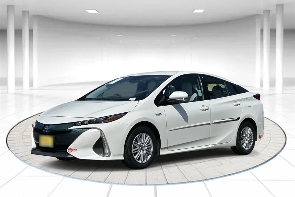 2017 Toyota Prius Prime Premium photo 1