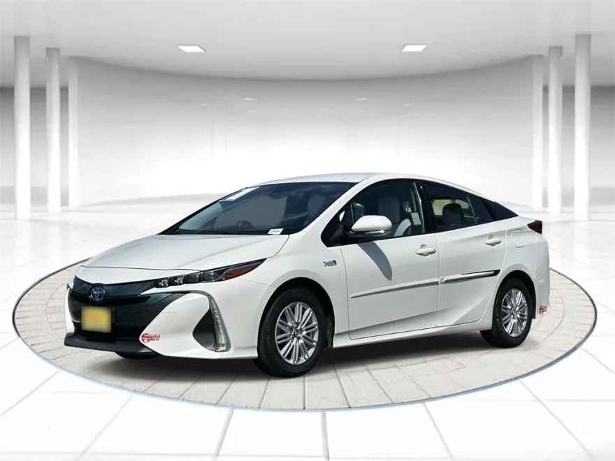 2017 Toyota Prius Prime Premium photo 1
