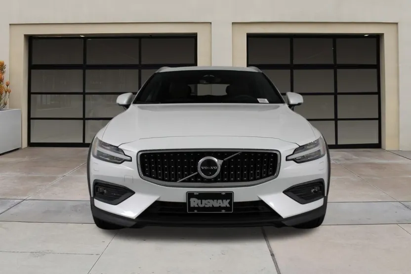 2026 Volvo V60 Cross Country B5 photo 1