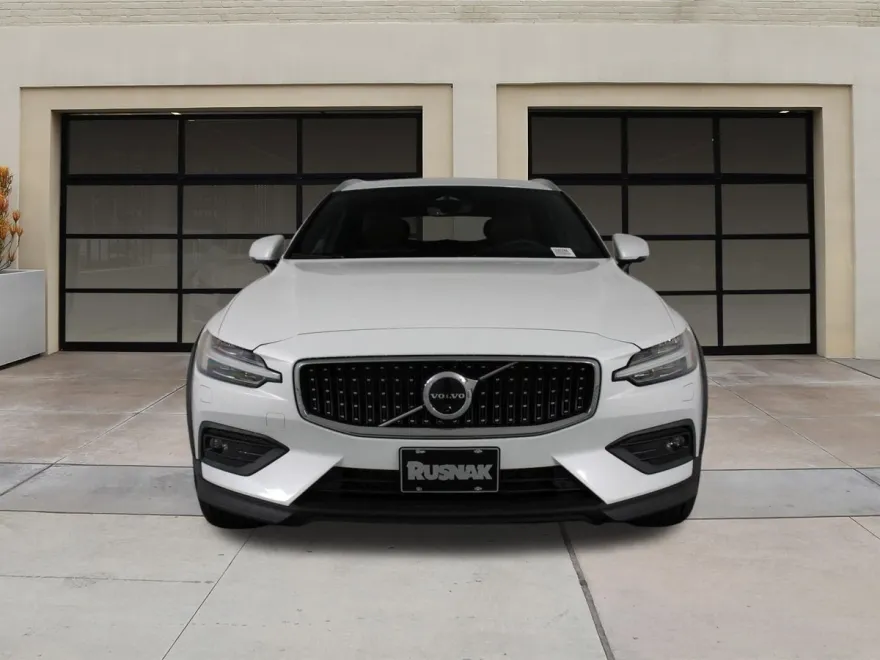 2026 Volvo V60 Cross Country B5 photo 1