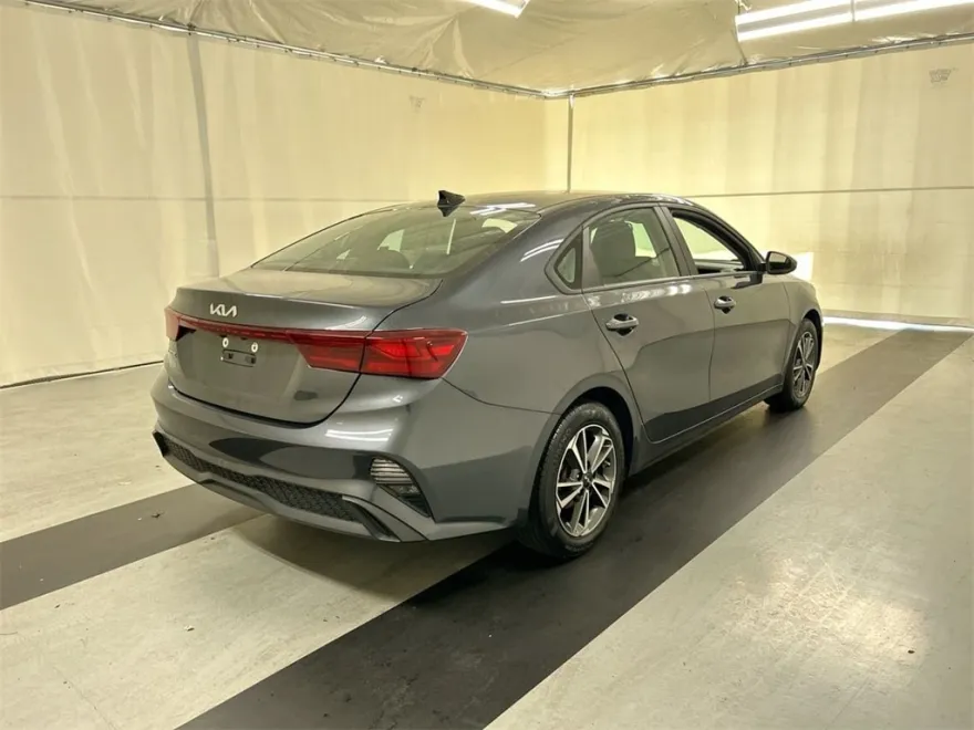 2023 Kia Forte LXS photo 1
