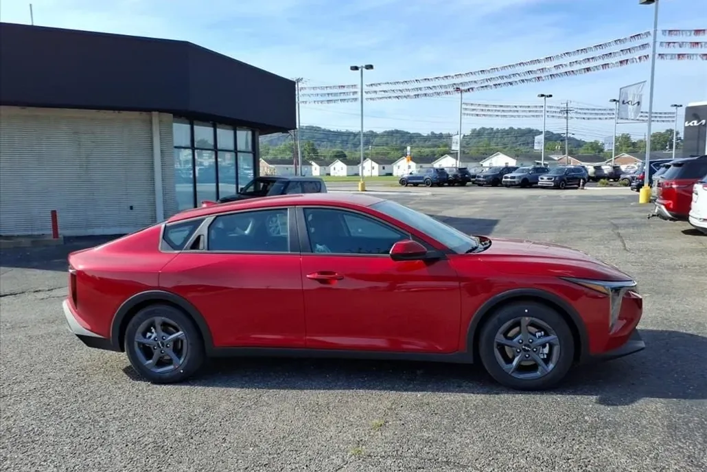 2025 Kia K4 LXS photo 1