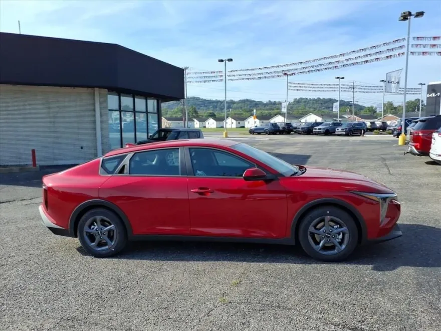 2025 Kia K4 LXS photo 1