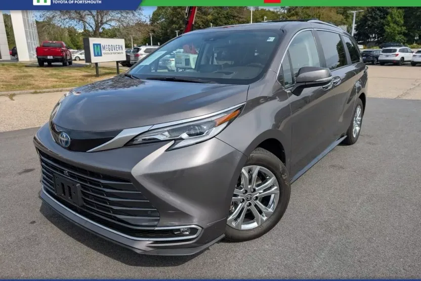 2022 Toyota Sienna Platinum photo 1