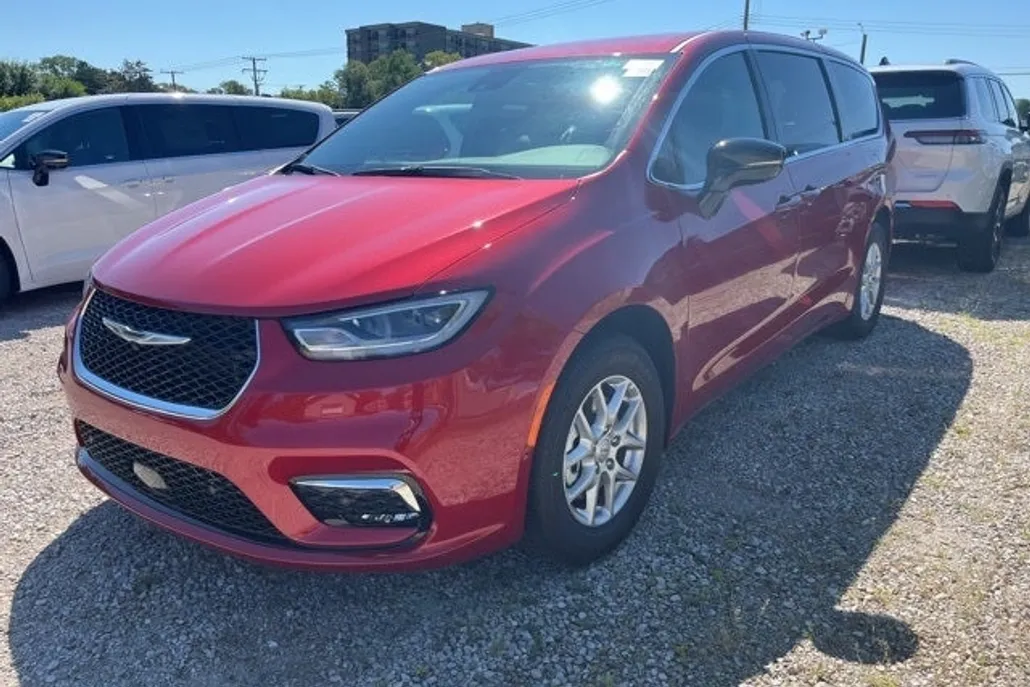 2026 Chrysler Pacifica photo 1