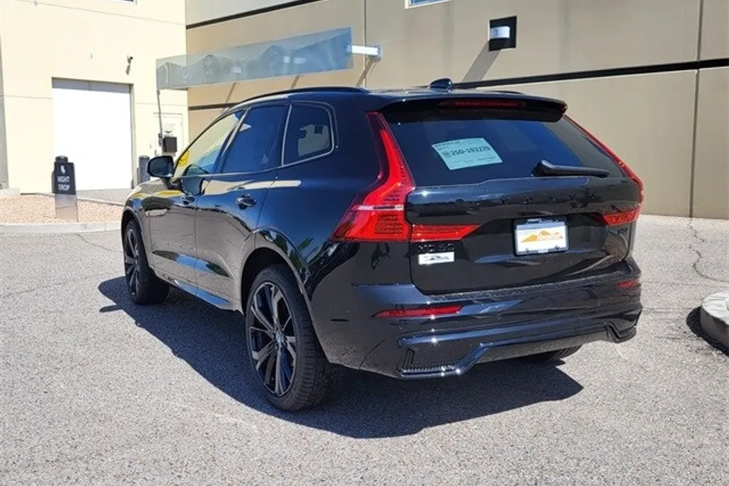 2025 Volvo XC60 B5 Black Edition photo 1