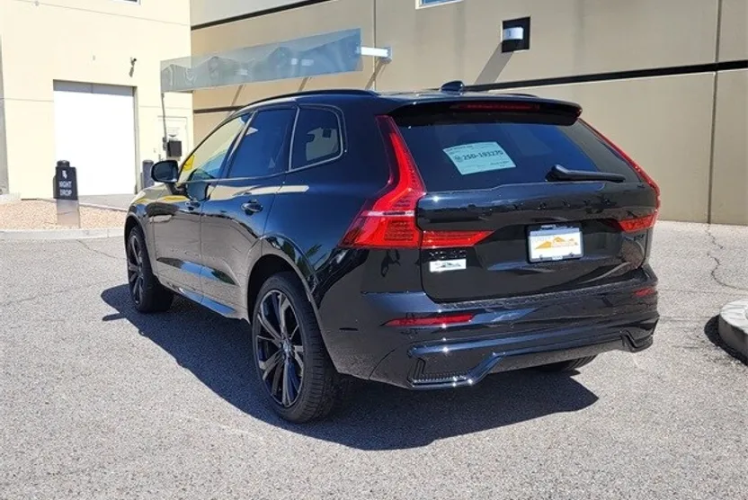 2025 Volvo XC60 B5 Black Edition photo 1