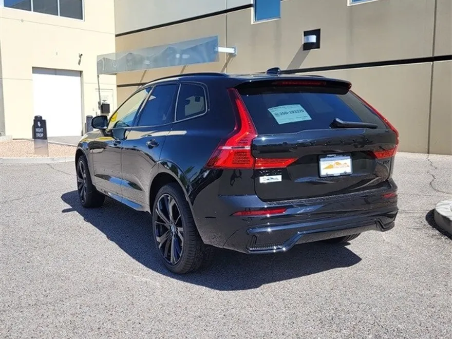 2025 Volvo XC60 B5 Black Edition photo 1