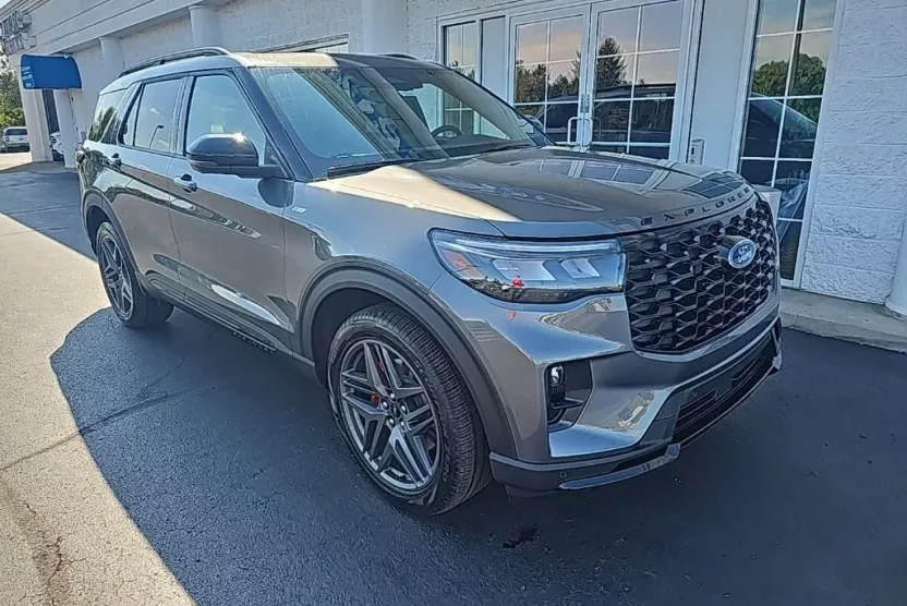 2025 Ford Explorer ST-Line photo 1