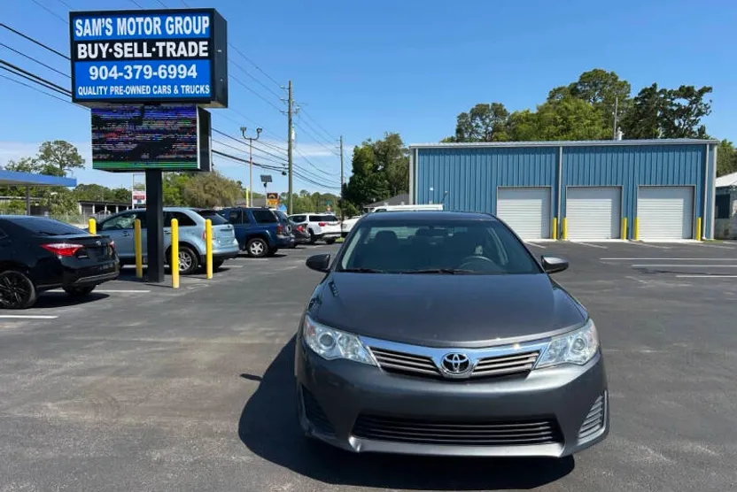 2012 Toyota Camry SE photo 1
