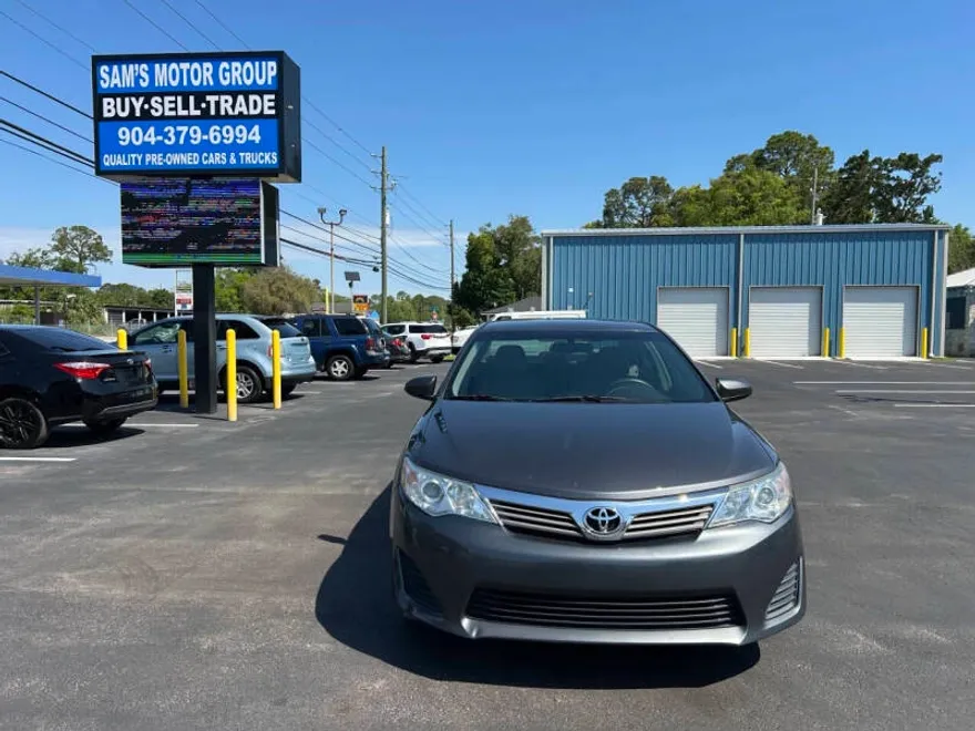 2012 Toyota Camry SE photo 1