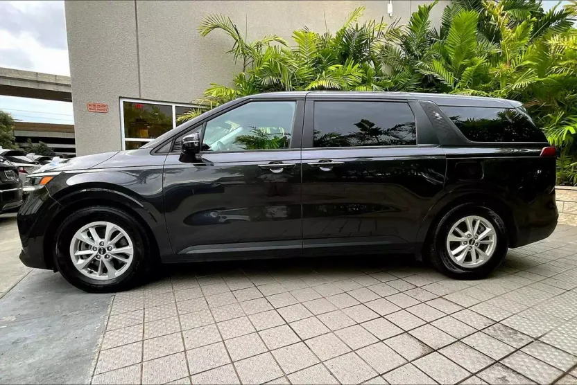 2022 Kia Carnival LX photo 1