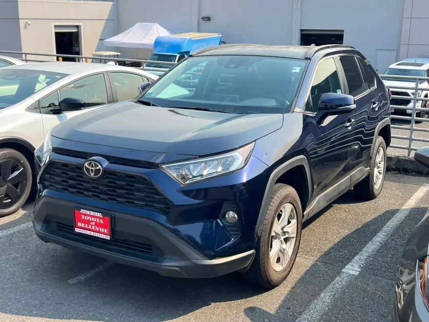 2021 Toyota RAV4 XLE photo 1