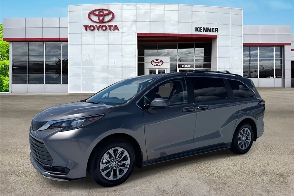 2024 Toyota Sienna LE photo 1