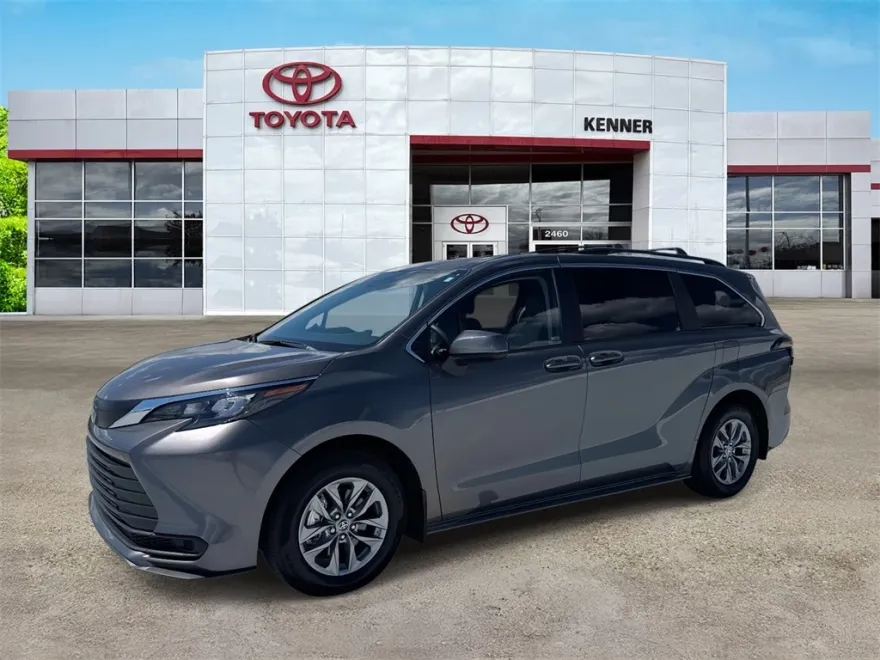 2024 Toyota Sienna LE photo 1