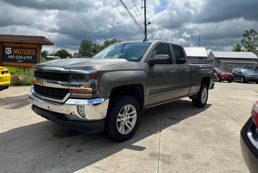 2017 Chevrolet Silverado LT photo 1
