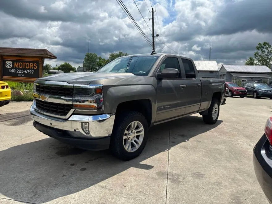 2017 Chevrolet Silverado LT photo 1
