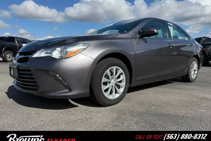 2015 Toyota Camry LE photo 1