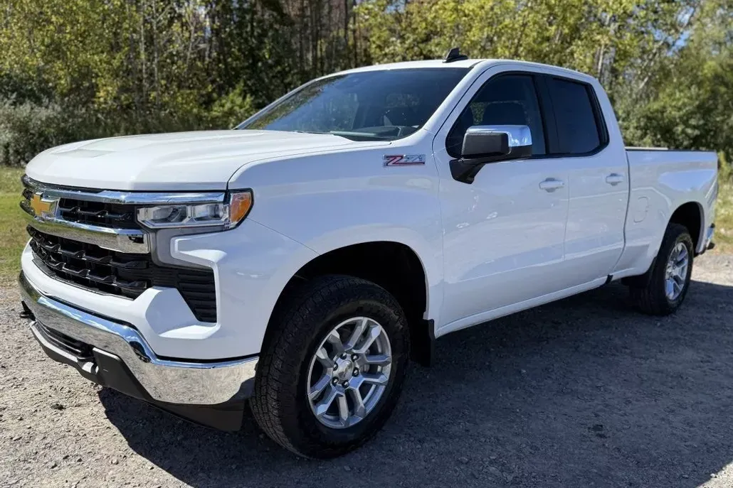 2026 Chevrolet Silverado 1500 LT photo 1