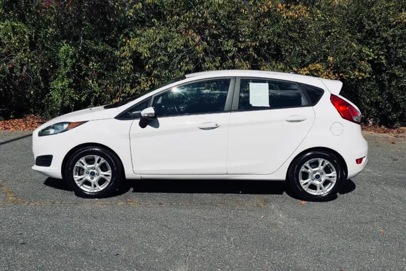 2015 Ford Fiesta SE photo 1