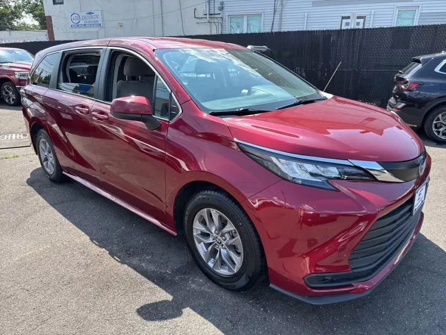 2022 Toyota Sienna LE photo 1