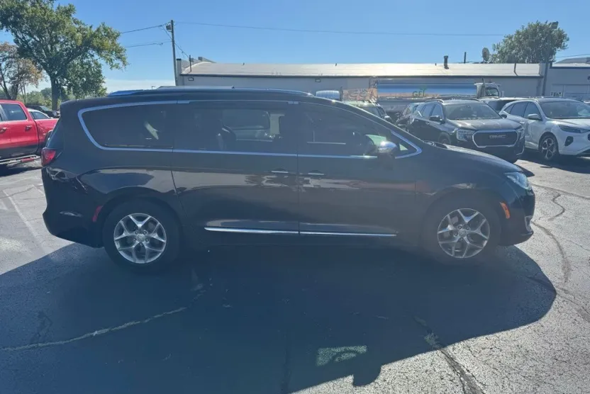 2018 Chrysler Pacifica Limited photo 1