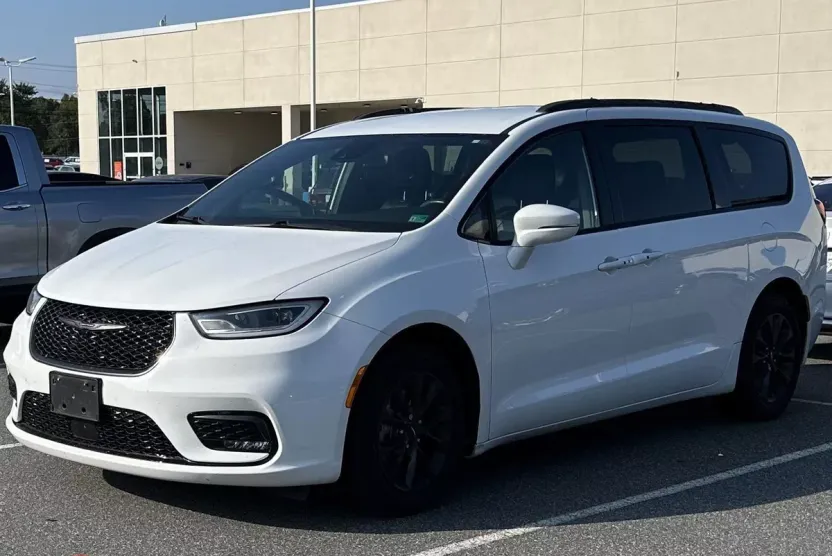 2021 Chrysler Pacifica Touring L photo 1