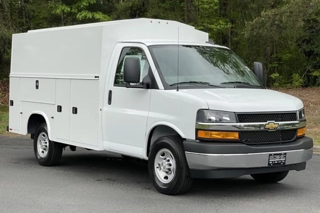 2024 Chevrolet Express Cutaway 3500 photo 1