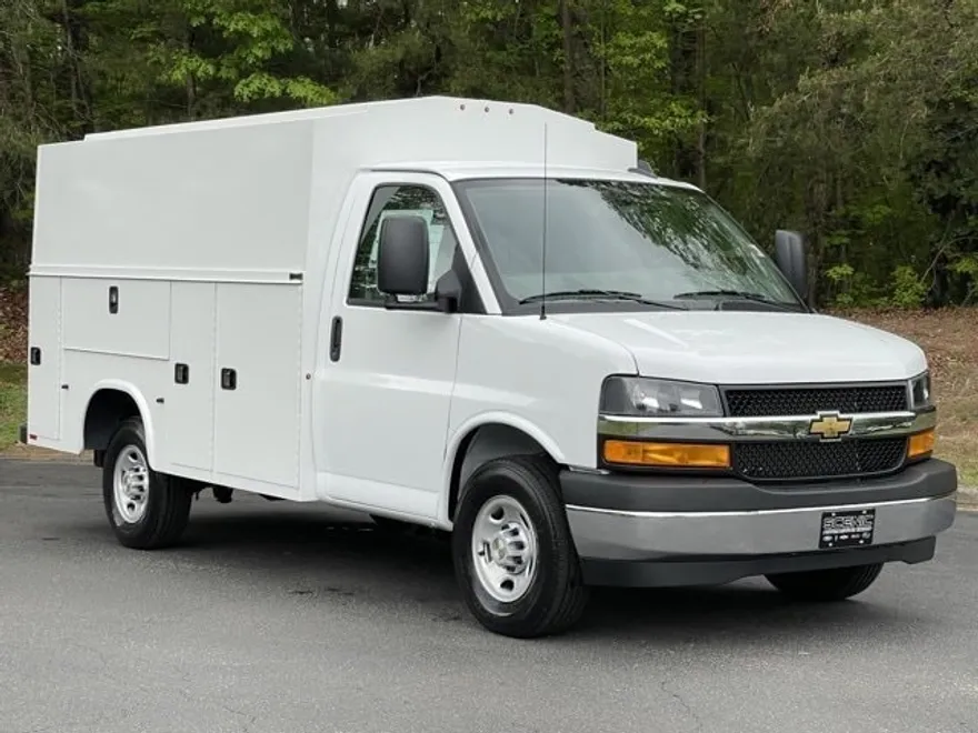 2024 Chevrolet Express Cutaway 3500 photo 1