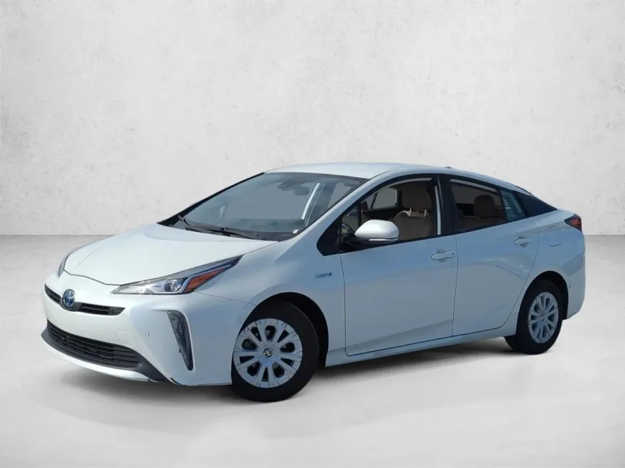 2019 Toyota Prius LE photo 1