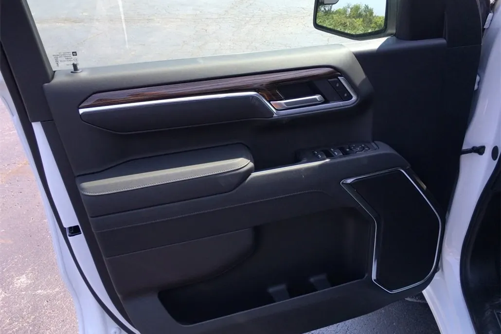 2026 Chevrolet Silverado 1500 LT photo 1