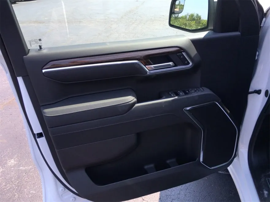 2026 Chevrolet Silverado 1500 LT photo 1