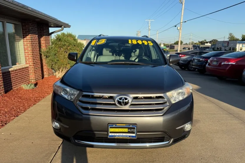 2013 Toyota Highlander Base photo 1