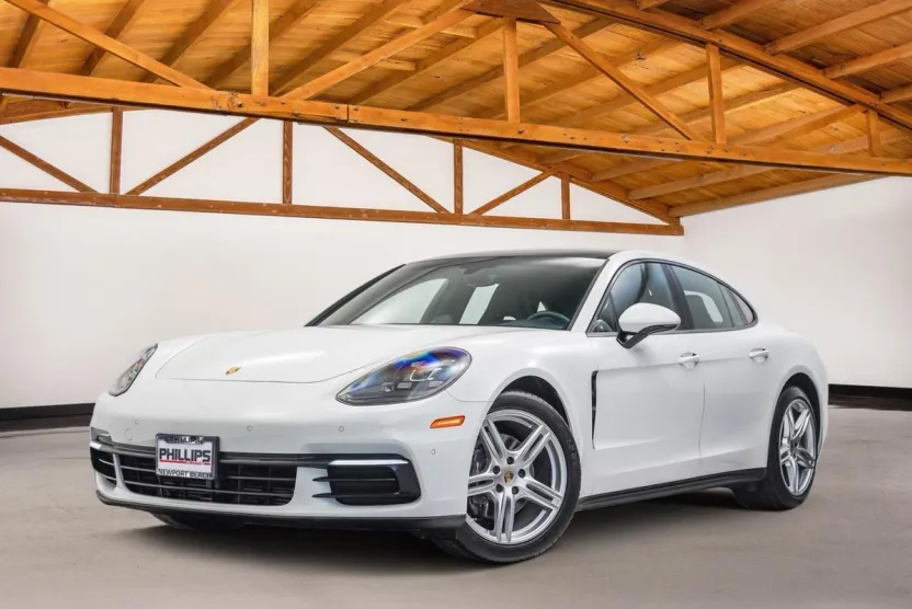 2017 Porsche Panamera Base photo 1