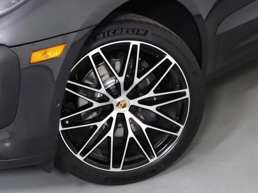2023 Porsche Macan T photo 1