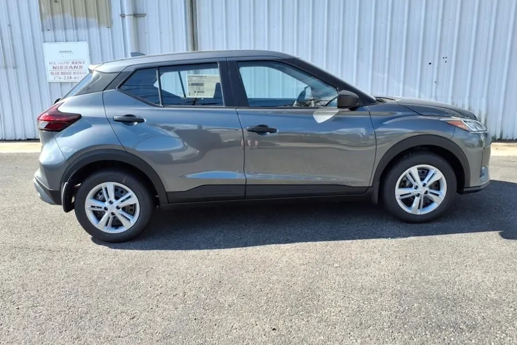 2025 Nissan Kicks Play S photo 1