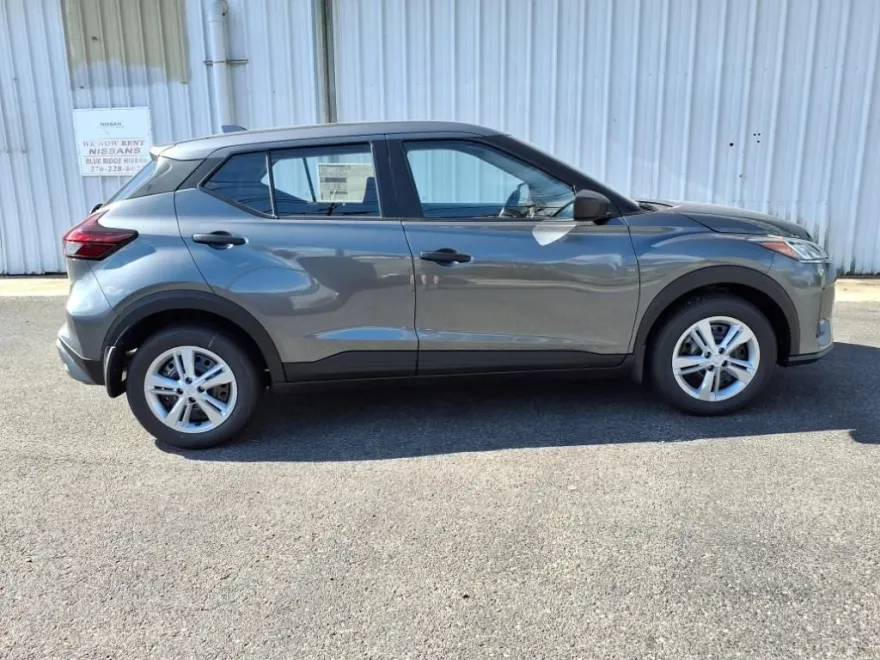 2025 Nissan Kicks Play S photo 1