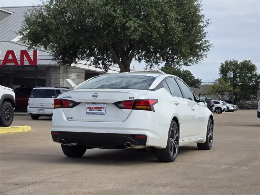 2025 Nissan Altima SR photo 1