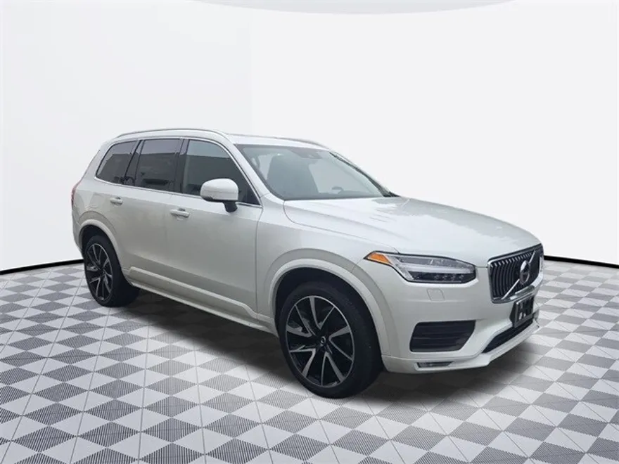 2022 Volvo XC90 T6 Momentum photo 1