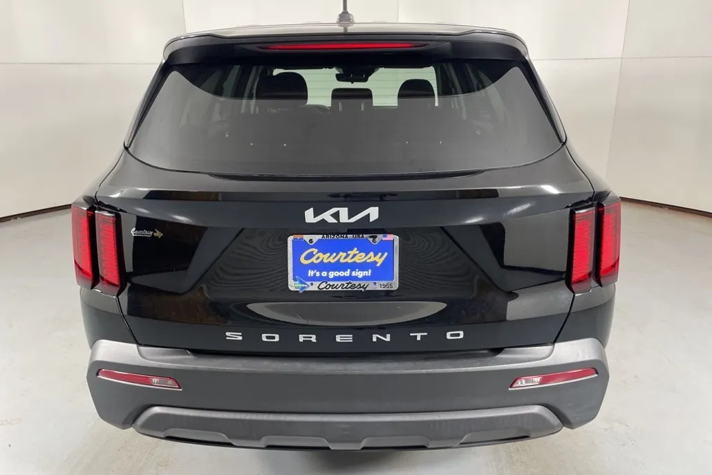 2022 Kia Sorento LX photo 1