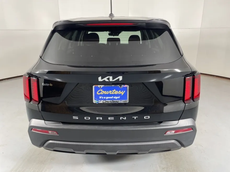 2022 Kia Sorento LX photo 1