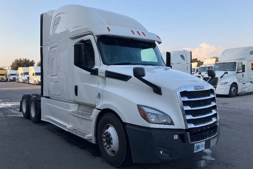 2020 Freightliner Cascadia 126" Sleeper Cab photo 1