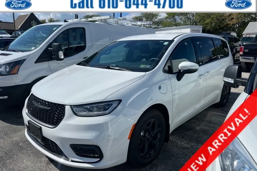 2023 Chrysler Pacifica Hybrid Touring L photo 1
