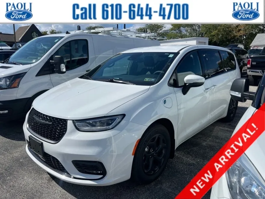 2023 Chrysler Pacifica Hybrid Touring L photo 1