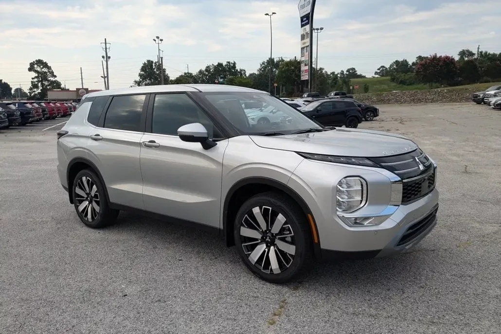 2025 Mitsubishi Outlander SE photo 1